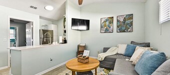 Pink Dolphin 3| Beachside Cottage| Walk Everywhere