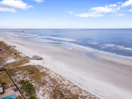 Beach nearby. Pink Dolphin 3| Beachside Cottage| Walk Everywhere