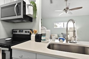 Frigorífico, microondas, horno y placa de cocina