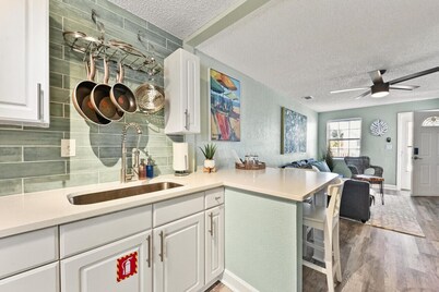 Ocean Blue Cottage|1 Block to Beach| Close to Mayo