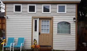 Exterior detail - Urban Cabin + 914 Pacific by the Sea (Bremerton)
