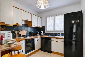 Fridge, microwave, oven, dishwasher - Le Floreal - Vue mer, proche plage, parking privé (Bandol)