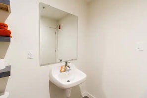 Een douche, een haardroger, handdoeken, zeep