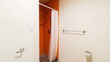 Douche, sĂšche-cheveux, serviettes fournies, savon
