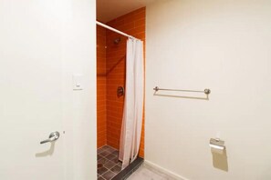 تجهيزات دش، مجففات شعر، مناشف، صابون