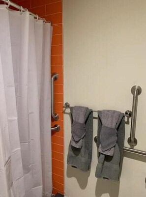 Douche, sèche-cheveux, serviettes fournies, savon