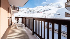 Ein Balkon mit Blick auf einen schneebedeckten Berg.