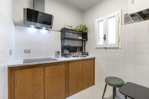 Kühlschrank, Mikrowelle, Herdplatte, Toaster