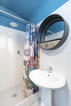 Dusche, Haartrockner, Bidet, Handtücher