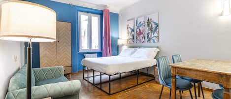 Tabla de planchar con plancha, wifi gratis, ropa de cama