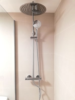 Haartrockner, Handtücher, Seife, Toilettenpapier