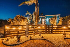 A desert-style building with a wooden fence, cacti, and palm trees. - Villa Rancho Azul Mins to Palm Beach & Eagle Beach (Noord)