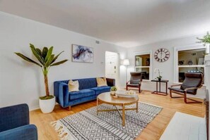 Living area - La Vista!! (Vallejo)