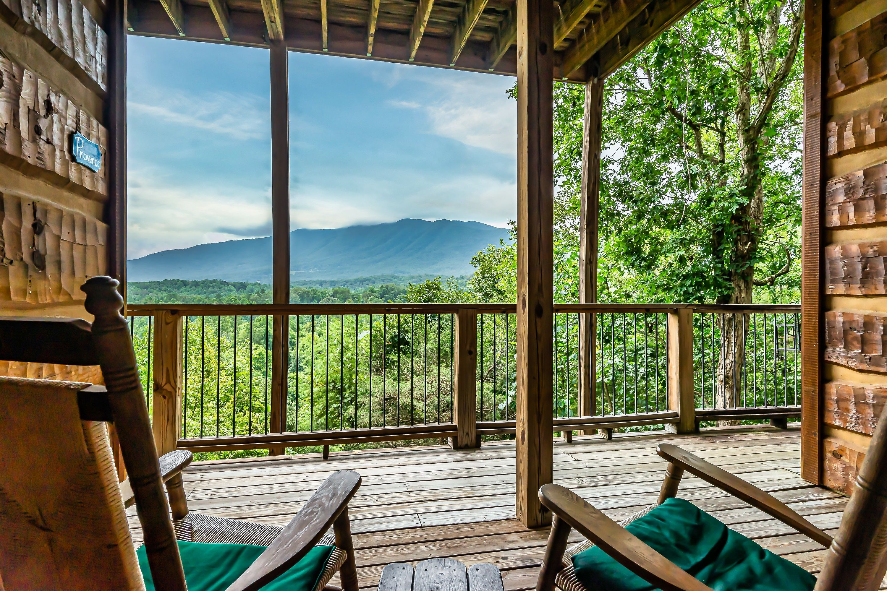 Eine Holzterrasse mit Blick auf ein Gebirge.