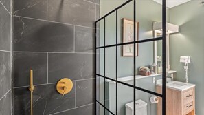 Secador de cabelo, sabonete, papel higiênico