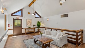 Smart TV - Stunning View | Walk-In Shower | Balcony + TV Seating (Townsend)