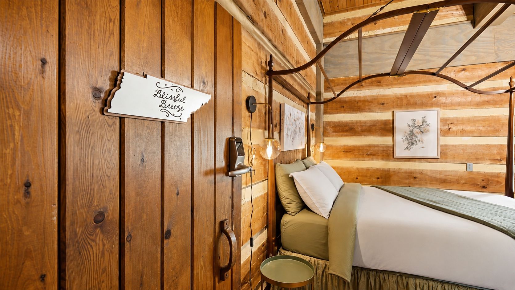 Una habitación de cabaña de madera con una cama, un calentador fijado a la pared y un cartel que dice 'Blissful Breeze'.
