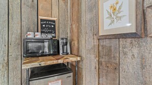 Una estación de café con una cafetera, un microondas y un letrero que dice "RISE & SHINE IT'S coffee".