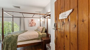 Free WiFi - Snug Hug Room - Cozy Lodge Stay with Fireplace (Townsend)