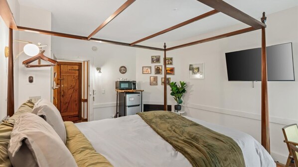Free WiFi - Snug Hug Room - Cozy Lodge Stay with Fireplace (Townsend)