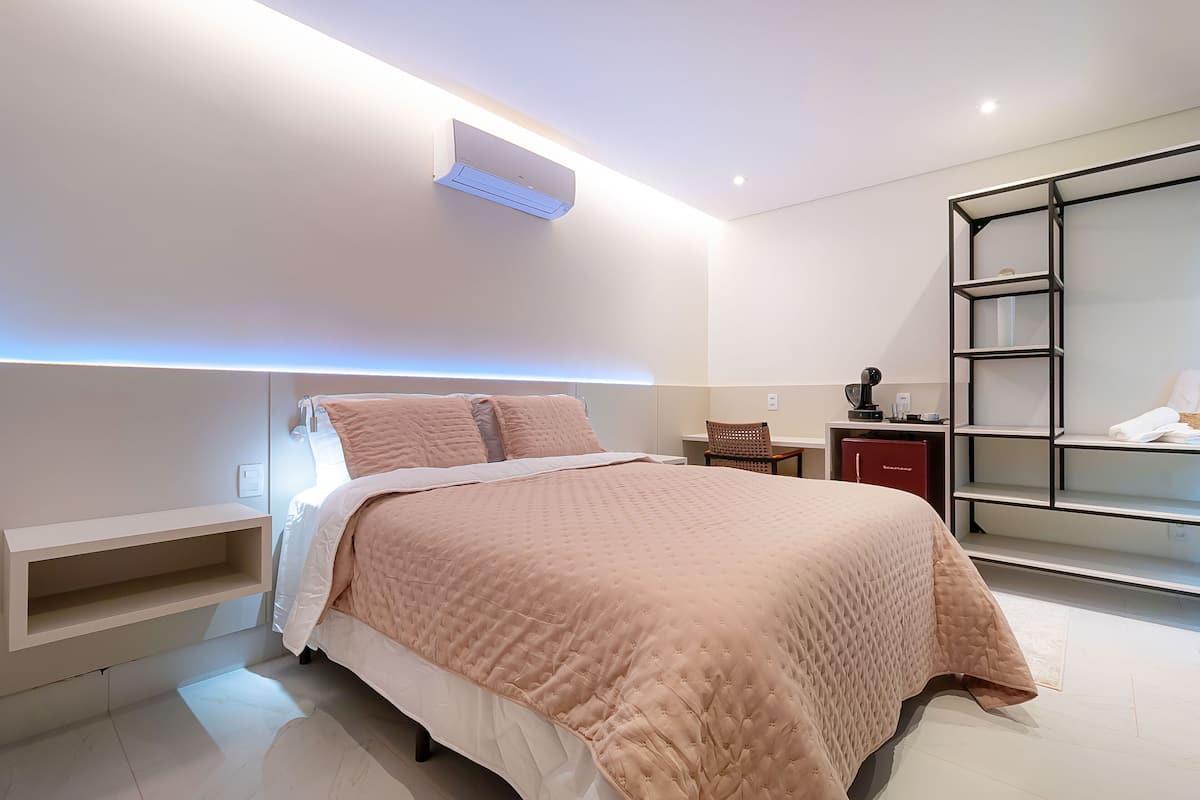 Une chambre à coucher moderne, comprenant un lit, des étagères de chevet, une table de chevet et une armoire intégrée.