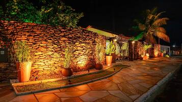 Fachada da propriedade à noite