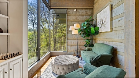 Smart TV. Cliffside Bliss Room - Mountain Views, Balcony, Fireplace