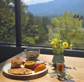 Dining - King Bed | Tree Views | Sofa Lounge | Cozy Room (Townsend)