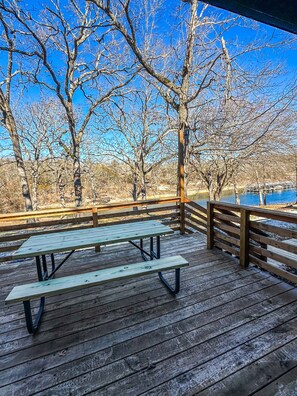 Outdoor dining - Lake Oasis in beautiful Kimberling City, boat ramp, slip rental! (Kimberling City)
