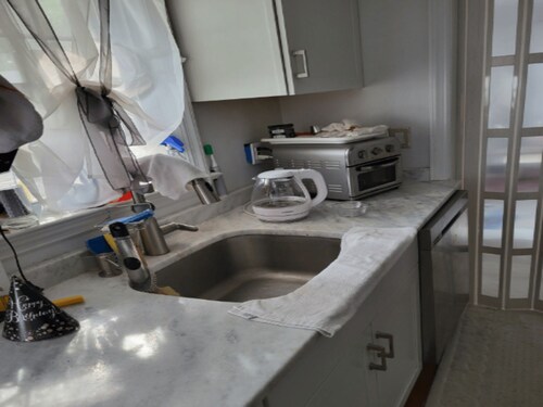 &quot;SPOTLESS &quot; - Walk. No car needed..!  
 Non Smokers ONLY! 

NYC MINUTES AWAY!