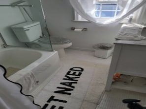 Serviettes fournies, papier de toilette