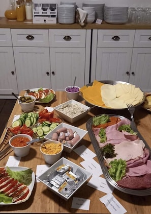 Tägliches Frühstücksbuffet (15 EUR pro Person)