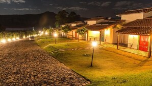 Un quartier résidentiel où les maisons sont dotées de toits en tuiles et où les allées sont bien éclairées.