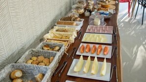 Une table de buffet avec divers plats et ustensiles.