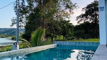 Piscina externa, guarda-sóis, espreguiçadeiras