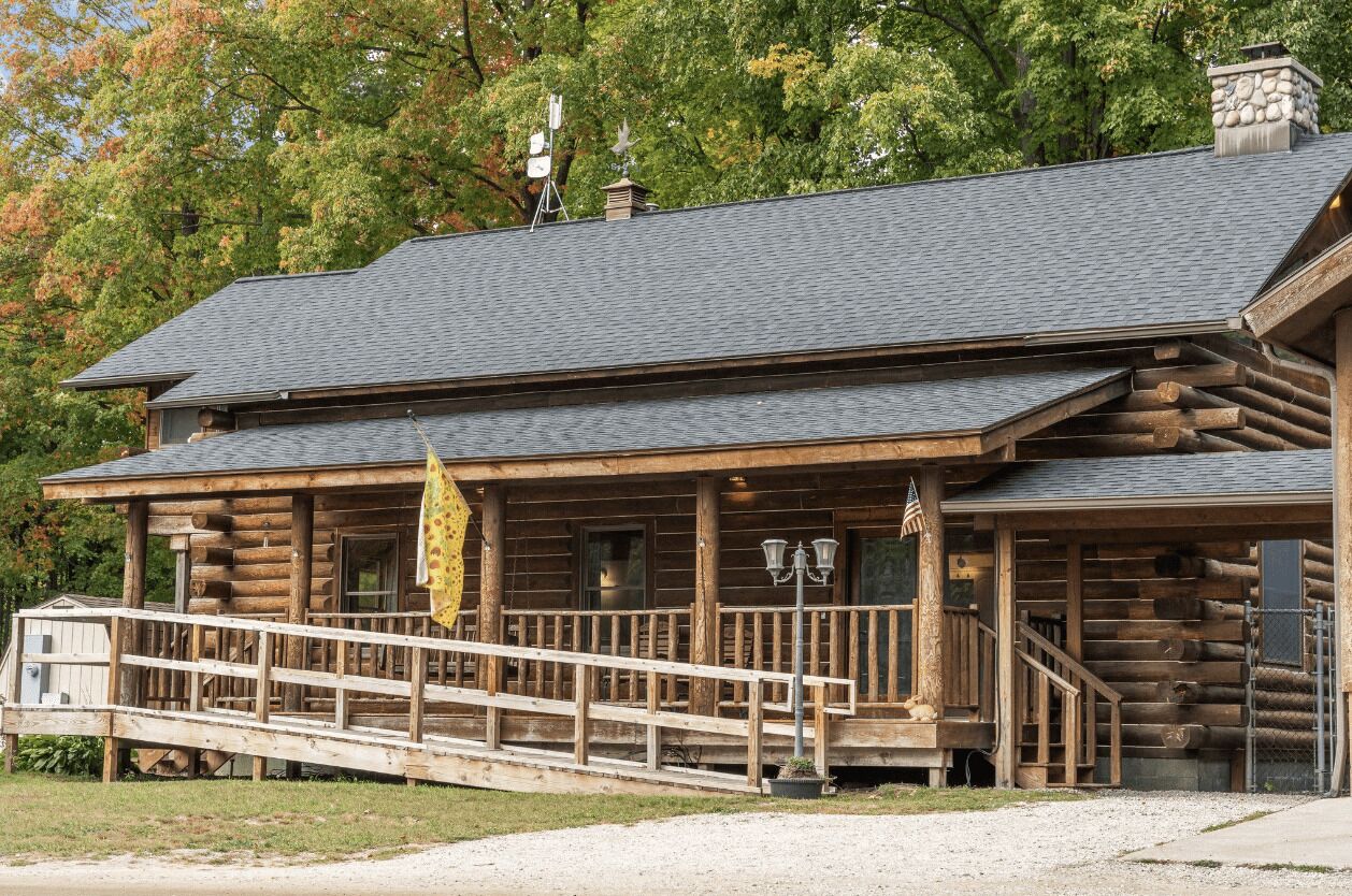 Sunflower Cabin - Pet Friendly - 2 Story Log Cabin sleeps 10 people in close proximity to amenities