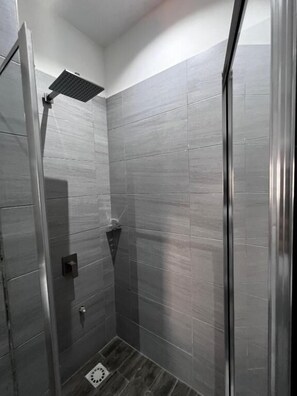 Habitación Deluxe, no fumadores | Baño | Artículos de higiene personal gratuitos