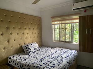 Desk, laptop workspace, free WiFi, bed sheets - New Travellers Lodge (Lekki)