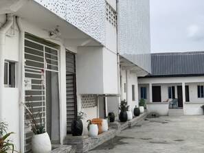 Exterior - New Travellers Lodge (Lekki)