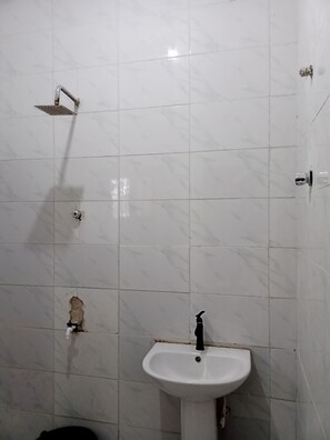 Classic Single Room | Bathroom | Towels - New Travellers Lodge (Lekki)