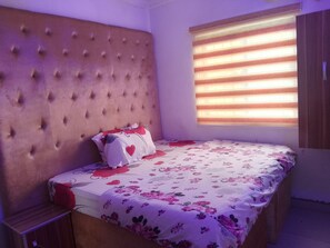 Desk, laptop workspace, free WiFi, bed sheets - New Travellers Lodge (Lekki)