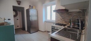 Frigorifero, forno, piano cottura, lavastoviglie