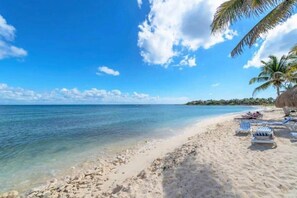 På stranden og strandhåndklær