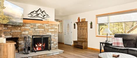 Télévision, cheminée, baby-foot, livres