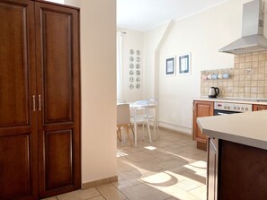 クラシック アパートメント コートヤードビュー | 専用キッチン | 冷蔵庫、オーブン、コンロ、食器洗い機