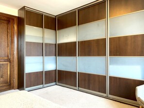 クラシック アパートメント コートヤードビュー | 1 室のベッドルーム、WiFi (無料)、ベッドシーツ