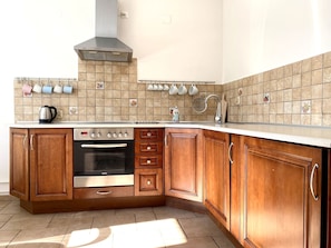 Klassiek appartement, uitzicht op de binnenplaats | Privékeuken | Een koelkast, een oven, een kookplaat, een vaatwasser