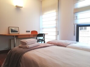 2 bedrooms, iron/ironing board, WiFi, bed sheets - Mazi Apartments Colón (Vic)