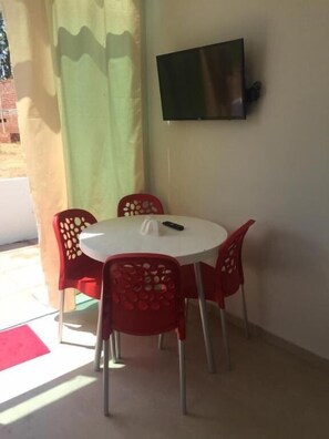Departamento económico, 1 cama matrimonial y sofá cama | Cocina privada | Refrigerador, licuadora y utensilios de cocina 