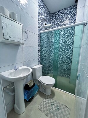 Departamento económico | Baño | Regadera y toallas 